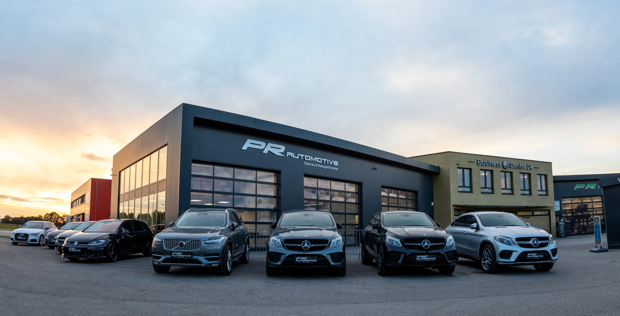 Die PR Automotive Fassade am Diamantplatz mit Fahrzeugen vor dem Gebrauchtwagenhandel