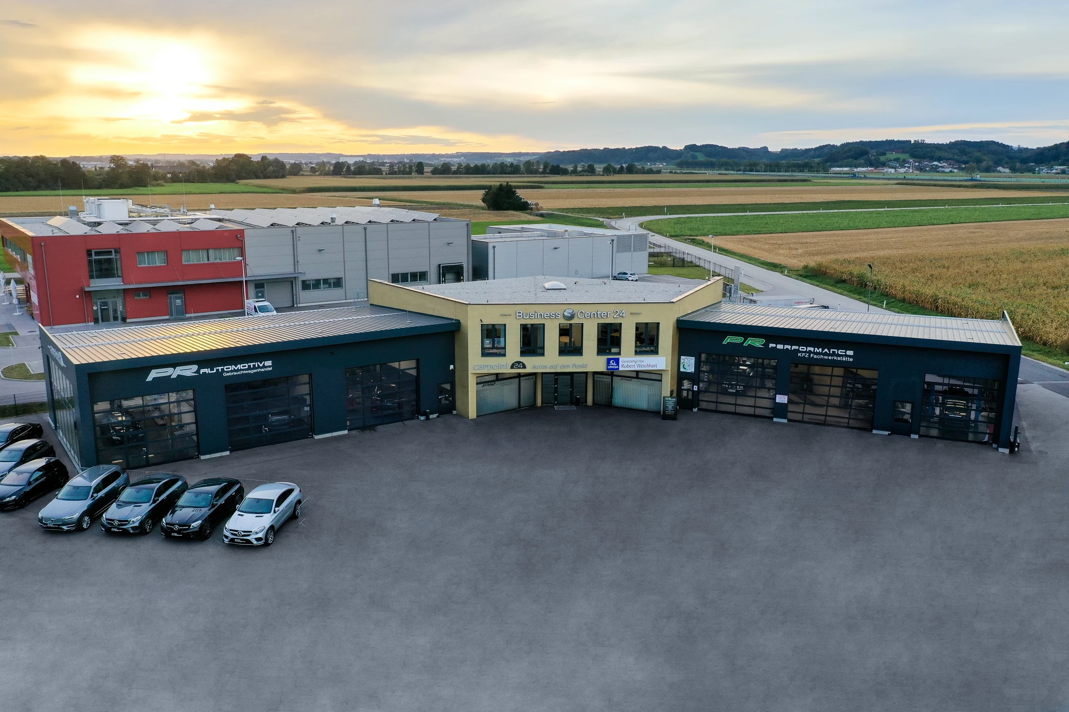 Luftaufnahme des Standorts am Diamantplatz: links PR Automotive, in der Mitte die Wirtschaftskanzlei und rechts PR Performance